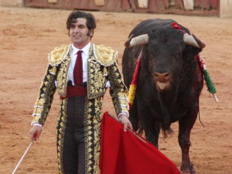Indignación con el gesto de Morante de la Puebla al sacar un pañuelo para secarle las lágrimas al toro