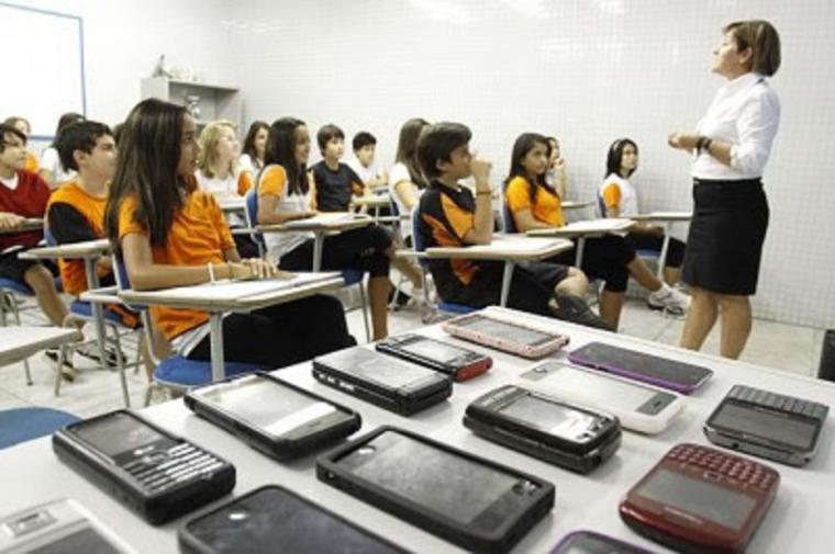 CSIF reclama una norma más restrictiva y de mayor rango que impida que la decisión sobre el uso de los móviles en las aulas recaiga en los centros educativos