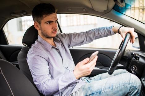 Conducir usando el móvil o con chanclas, las infracciones más frecuentes en verano