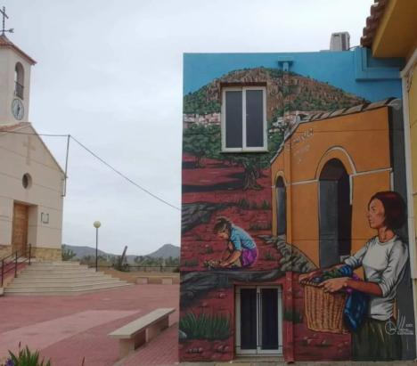 El Ayuntamiento de Lorca finaliza el nuevo mural decorativo en Rincón de los Carranzas, un homenaje a sus olivos milenarios y su histórico lavadero