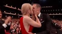 El beso de Nicole Kidman a su compañero de serie Alexander Skarsgard.