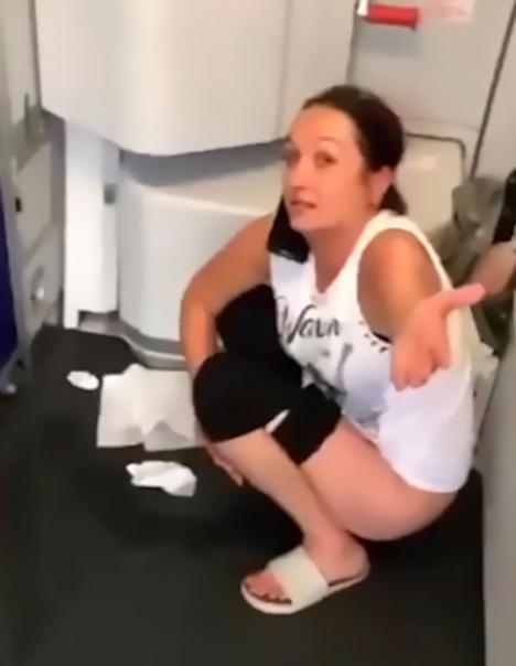 Una mujer orina en el piso del avión porque no la dejan usar el baño