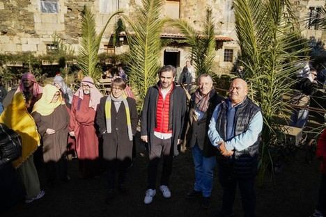 Conselleiros visitan el Belén viviente de Bribes en Cambre