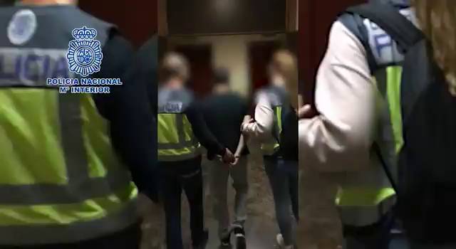 Detenidos un padre y su hijo por atracar, a punta de pistola, un supermercado en Málaga