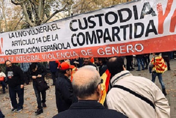Vox vuelve a dar la nota pidiendo con una pancarta la derogación de la Ley de Violencia de Género en la manifestación de Barcelona en el día en el que se conmemora el 41 aniversario de nuestro sistema democrático