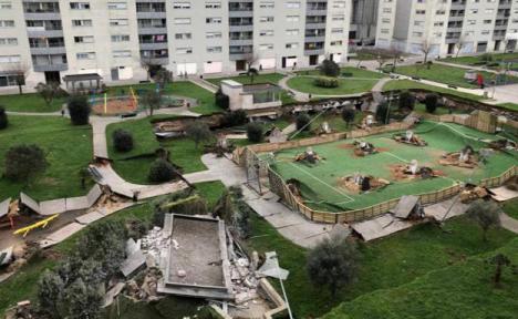 Se hunde  parqué infantil sobre un aparcamiento subterráneo en Santander