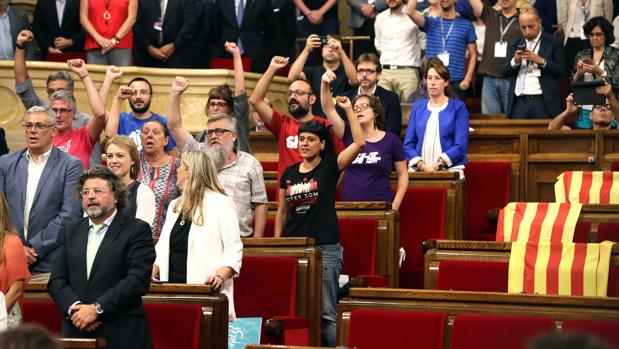 Puigdemont se ríe del Parlament, y declara la República Catalana.