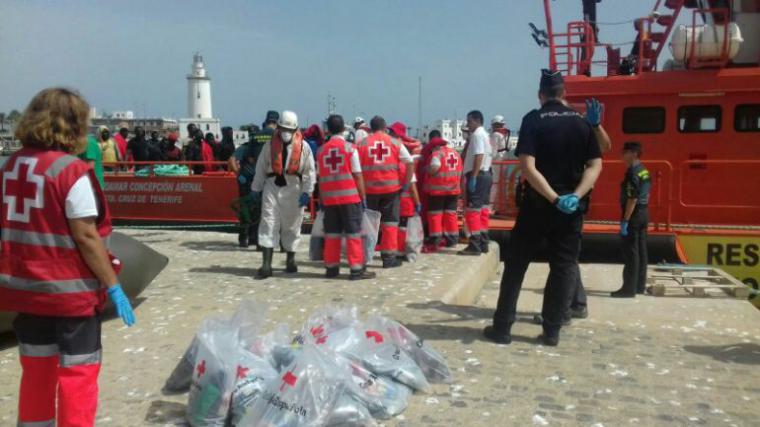 Rescatan a 80 personas que viajaban en tres pateras frente a las costas de Málaga
 