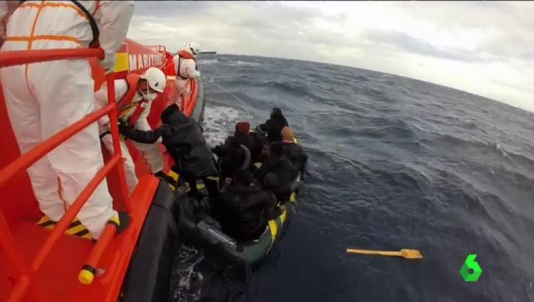 Salvamento Marítimo rescata una patera a 56 millas de Cabo de Gata.