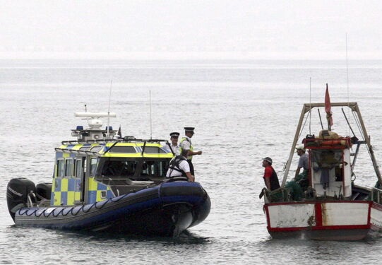 La armada española ha situado a uno de sus buques en las aguas que rodean el Peñón