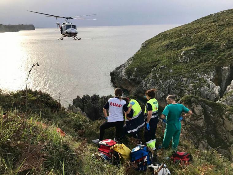 Muere un pescador de 61 años al despeñarse por un acantilado.