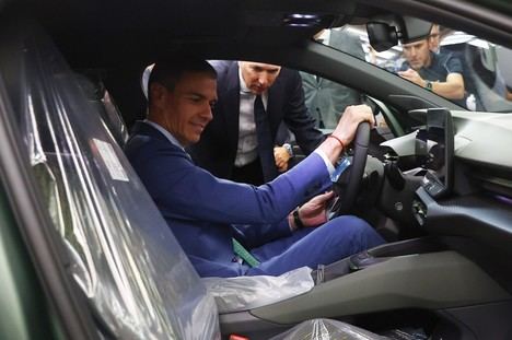 Sánchez celebra el inicio de la producción del primer coche eléctrico español