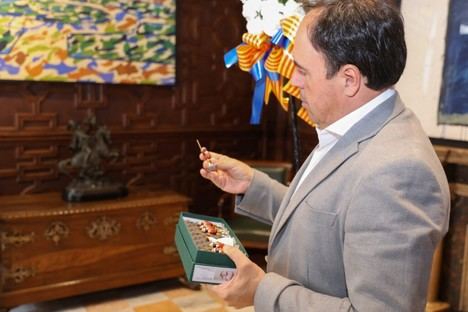 Pérez Llorca recibe el 'pomell' del Corpus en València