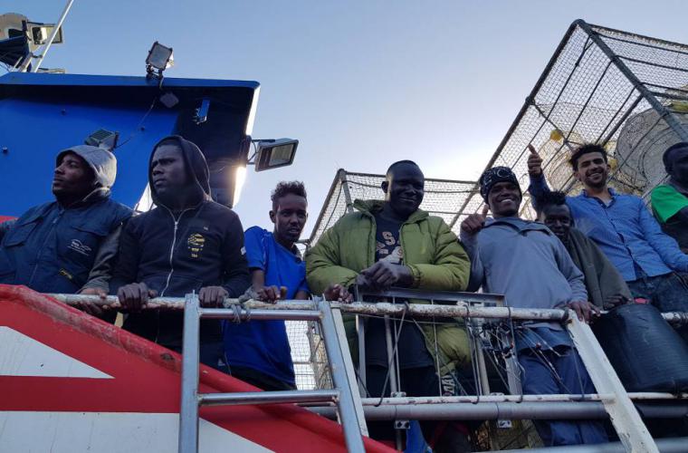 Open Arms llega en auxilio del pesquero que rescató a 12 náufragos en el Mediterráneo