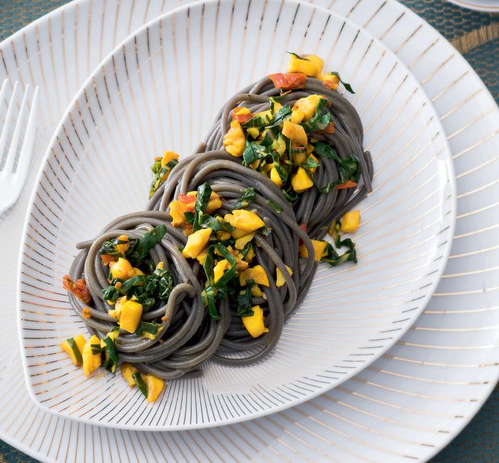 Espaguetis ‘nero di sepia’ con ragú de pez limón