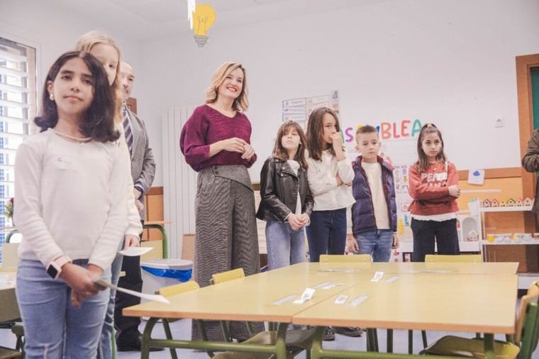 Pilar Alegría destaca la importancia de las escuelas para el futuro de los pueblos