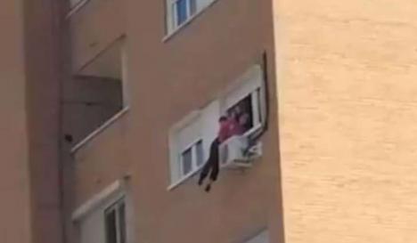 Rescatada una mujer que colgaba de la ventana de un sexto piso