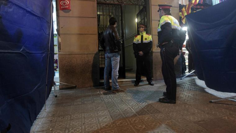 Una madre y un hijo han sido encontrados muertos en un piso en Barcelona.