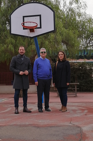 El Ayuntamiento y el colegio 'Pilar Soubrier' se vuelcan con la campaña ‘Encesta vidrio, ganamos todos’ para conseguir renovar la pista deportiva del centro