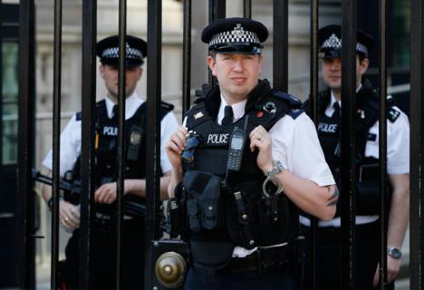 La policía británica estrecha el cerco a los autores de los atentados con ácido.