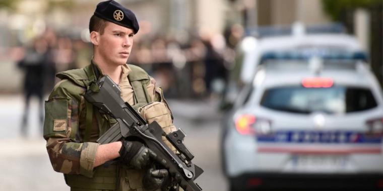 Herido de bala el hombre que atropelló a seis militares en París