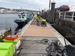 Portos de Galicia destina 50.000 € a renovar el pavimento del pantalán pesquero en Ribeira