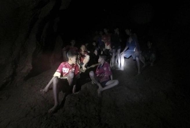 Cuatro meses, ese es el periodo que tendran que permanecer en la cueva los doce niños y el profesor atrapado. 