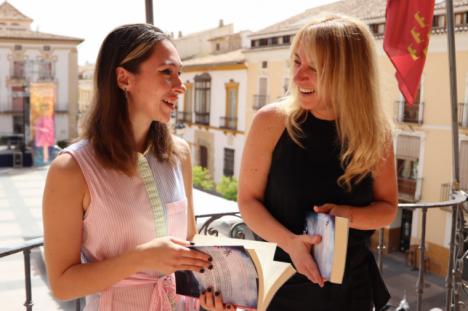 La joven escritora lorquina Hortensia Arcas Jódar presenta en el Huerto Ruano, su primera novela titulada “Verde sobre fondo Gris”
