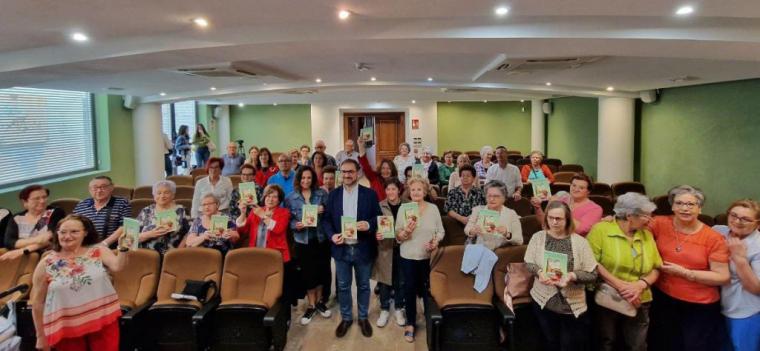 Un total de 71 mayores de Lorca se unen para editar el libro de cocina denominado ‘Recetas de una generación’ donde comparten sus grandes dotes culinarias