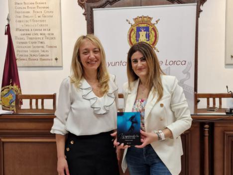La Concejalía de Cultura colabora con la escritora lorquina Cristina Llamas en la presentación de su novela ‘Y apareciste tú. Luchar o caer’