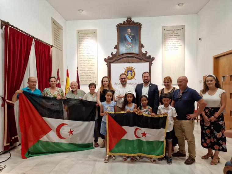 Los seis niños y niñas saharauis que disfrutan del verano en Lorca gracias al programa de acogida temporal ‘Vacaciones en Paz’ visitan el Ayuntamiento