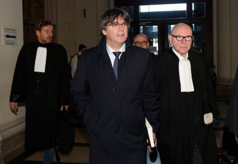 Puigdemont más cerca de dar cuentas ante la justicia española a pesar de aplazar la entrega hasta el 16 de diciembre
 
