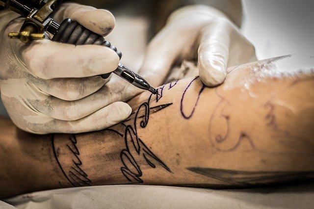 La fiscalía solicita tres años de prisión para el hombre que intentó matar con una estaca a su tatuador por no atenderle en el momento
 