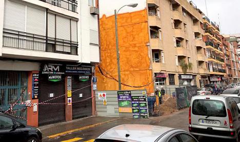 Desalojan en Sevilla a los vecinos de un bloque tras el derrumbe de un muro
