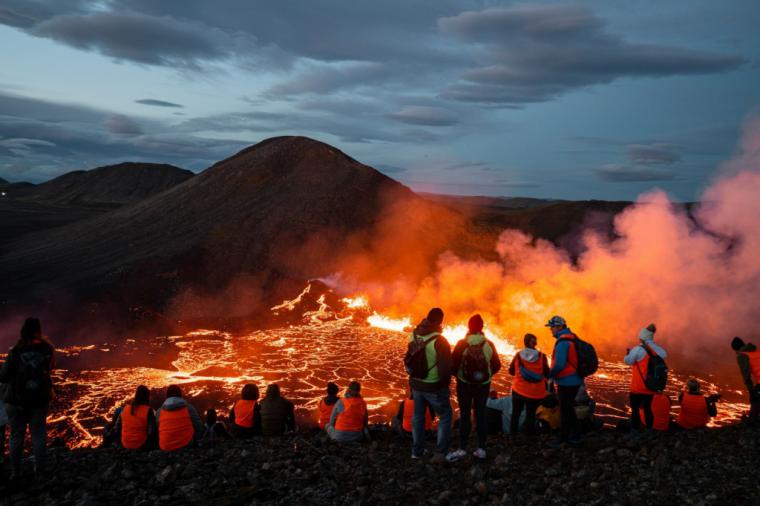 Evacúan nuevamente la ciudad de Grindavík en Islandia por erupción volcánica
