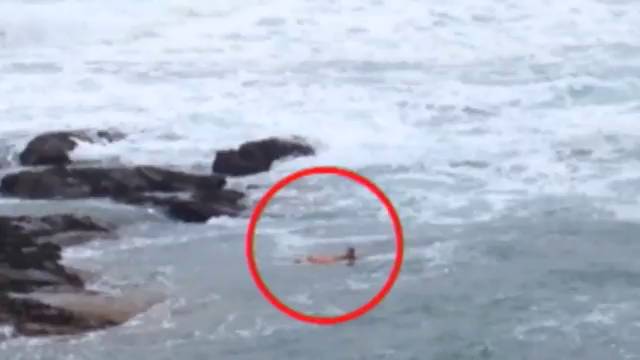 Rescatado un hombre de 89 años que se bañaba en la playa de Riazor con alerta naranja