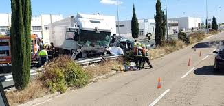 Tres fallecidos al chocar un camión con un turismo en Calahorra
 