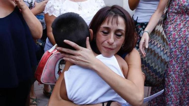 Juana Rivas entrega sus hijos a su expareja 
 