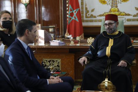 El rey Mohamed VI y Pedro Sánchez se reúnen en Rabat para fortalecer los lazos entre Marruecos y España