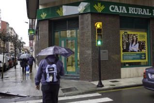  Un hombre se lleva 12.000 Euros, tras amenazar al cajero de una sucursal bancaria con un cuchillo de grandes dimensiones.