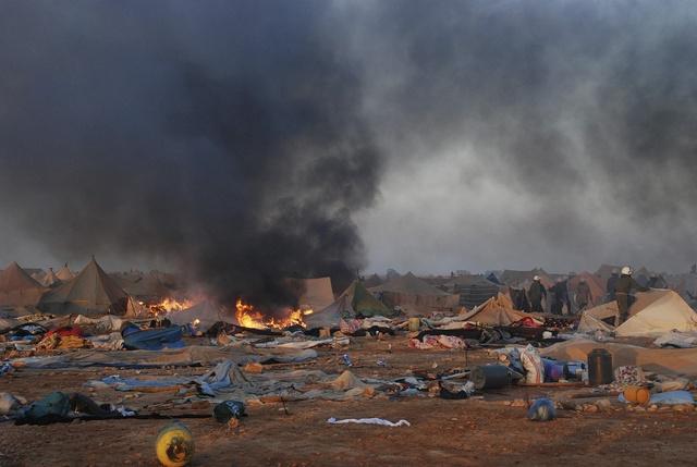 Un gran incendio arrasa casas en los campamentos saharauis y deja daños materiales y humanos