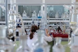 Navarra impulsa la investigación en salud con 90.000 euros para 2026