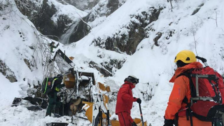 El mal tiempo obliga a suspender el operativo de búsqueda del segundo trabajador sepultado por una avalancha de nieve en San Isidro