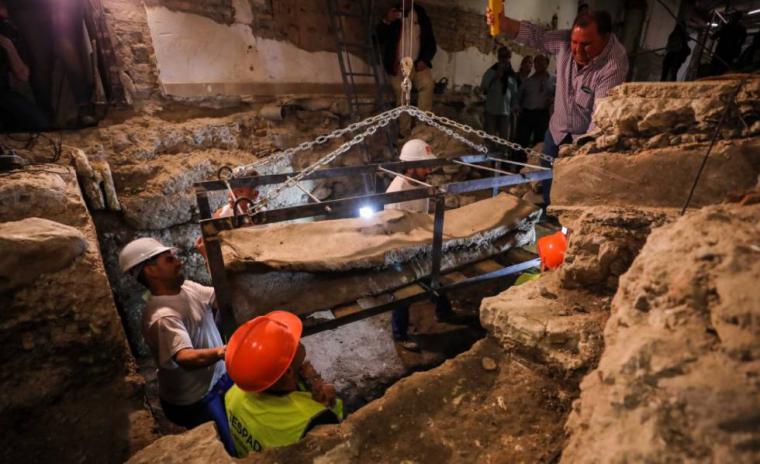 El sarcófago romano de Villamena ha sido abierto por un grupo de expertos