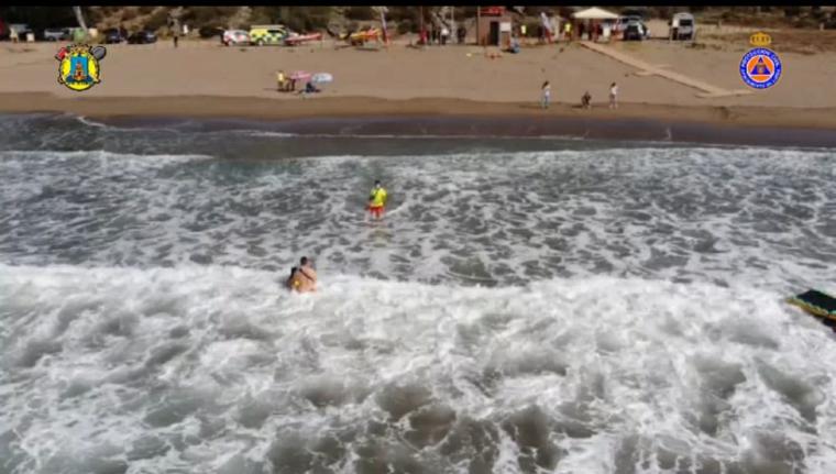 Los efectivos del Dispositivo de Vigilancia y Salvamento en Playas del Ayuntamiento de Lorca rescatan a cinco personas en la Cala de Calnegre