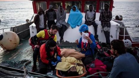  El pesquero, Nuestra Madre de Loreto, entrega a Malta a los 11 migrantes rescatados en el Mediterráneo