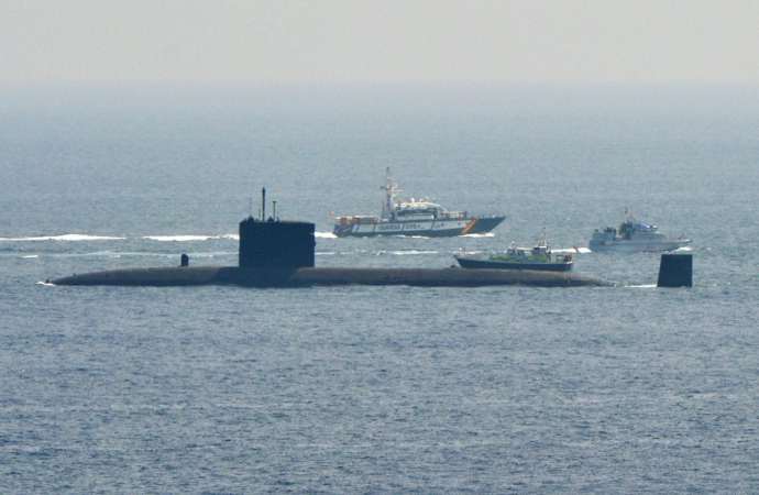 Incidente en el Peñón entre un submarino de la Royal Navy y una patrullera de la Guardia Civil