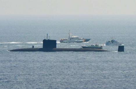 Incidente en el Peñón entre un submarino de la Royal Navy y una patrullera de la Guardia Civil