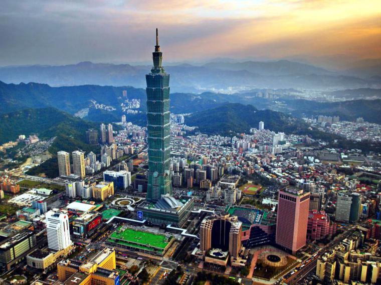 El rascacielos Taipéi 101 da la bienvenida al 2021 con fuegos artificiales y un homenaje a los sanitarios