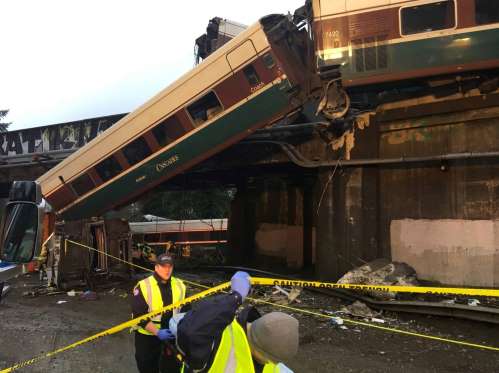 Un tren Talgo descarrila en Estados Unidos y cae sobre una autopista